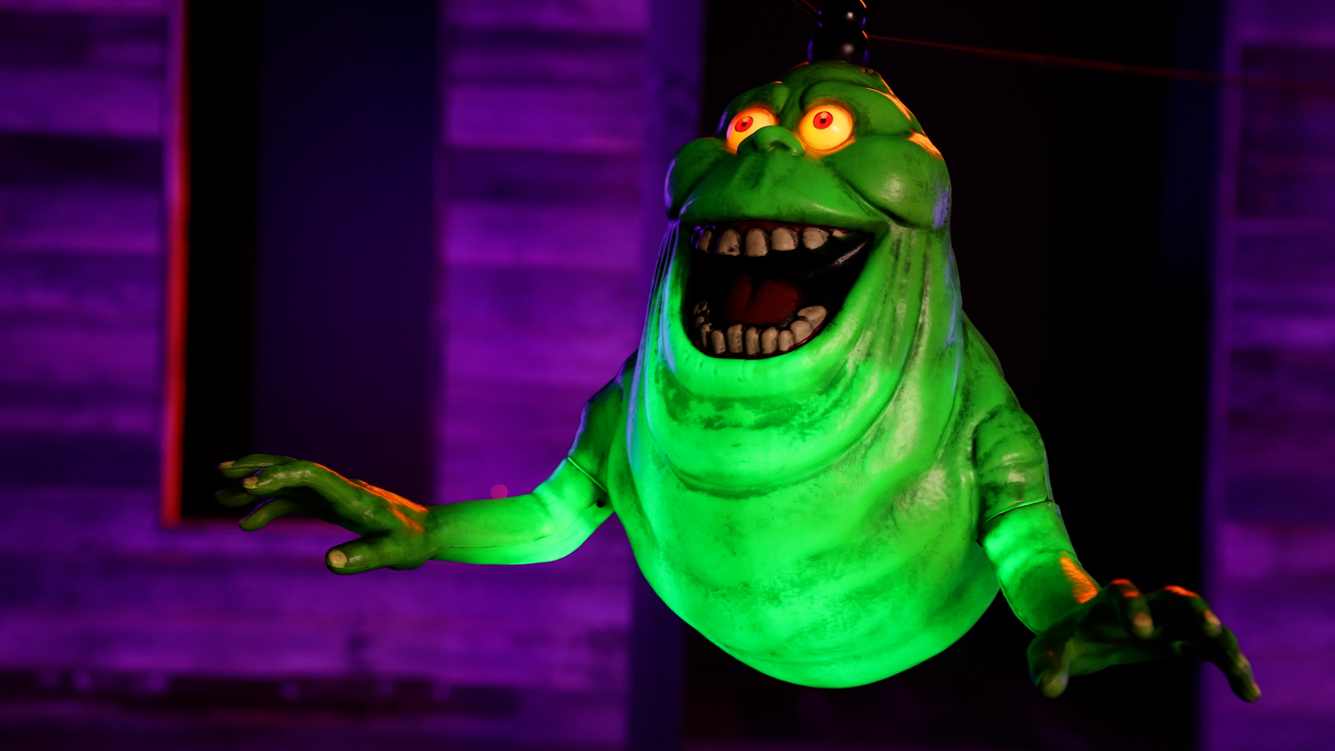 FUN96982GID 10in Glow in the Dark Ghostbusters Hanging Swinging Slimer